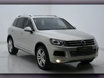 Volkswagen  Touareg  2013  Automatic  200,000 Km  6 Cylinder  All Wheel Drive (AWD)  SUV  Gold