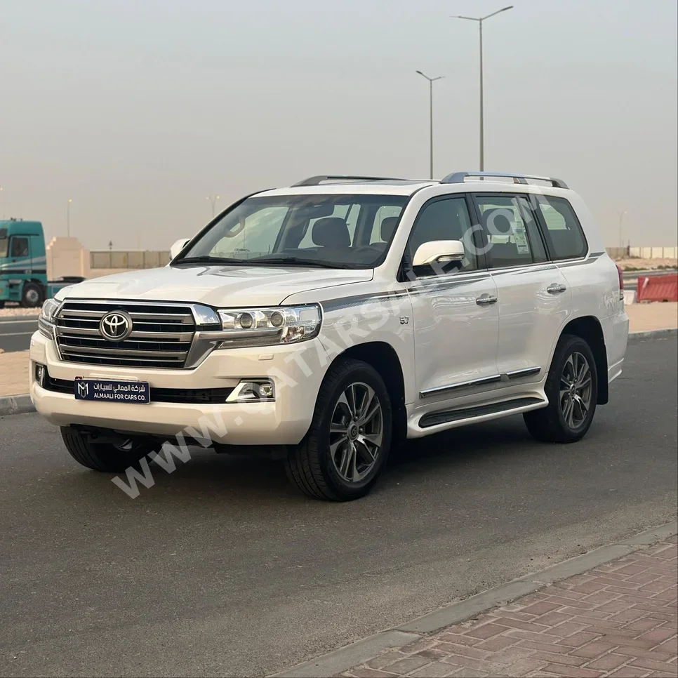 Toyota  Land Cruiser  VXR  2018  Automatic  240,000 Km  8 Cylinder  Four Wheel Drive (4WD)  SUV  White