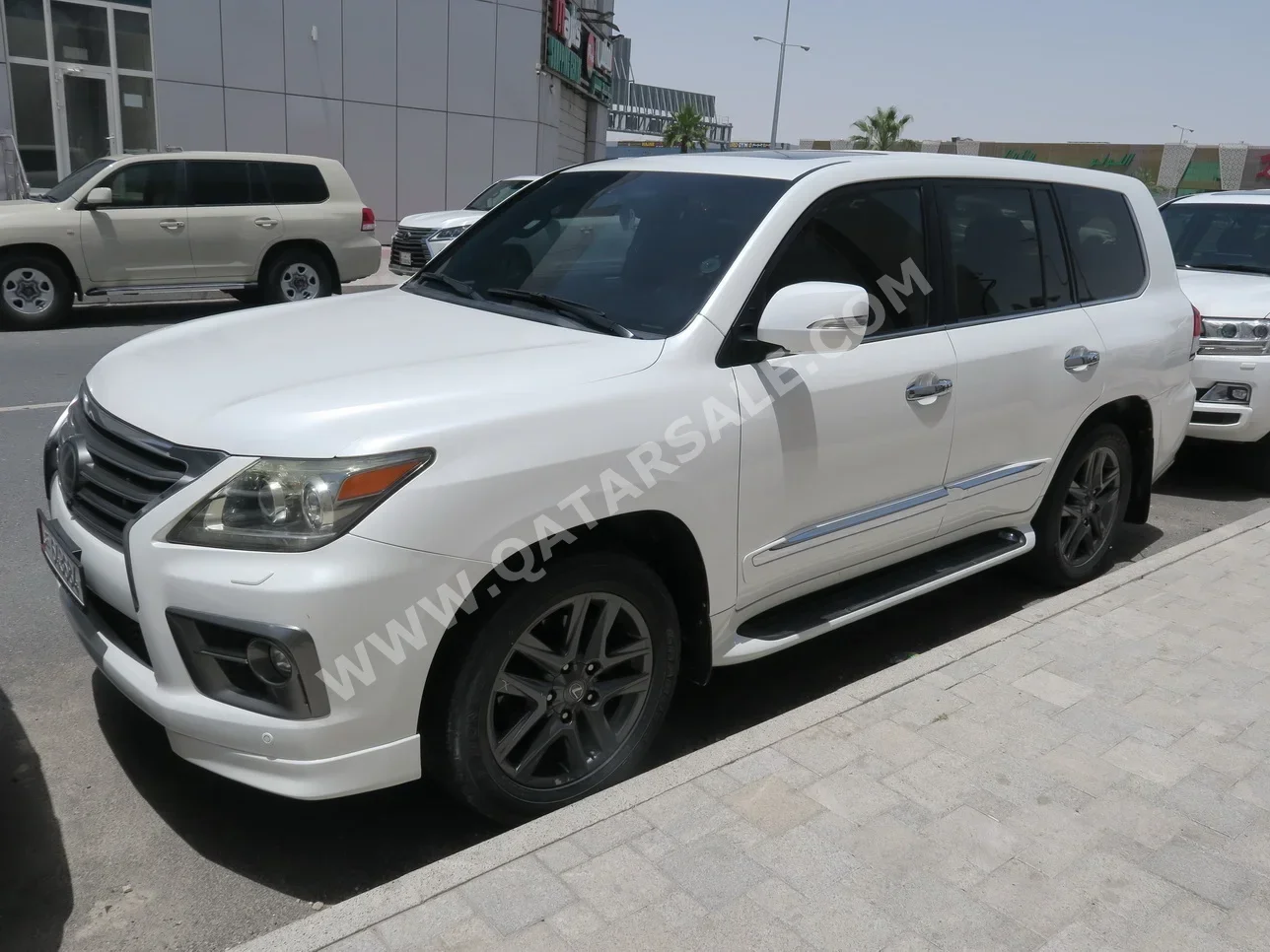 Lexus  LX  570  2015  Automatic  297,000 Km  8 Cylinder  Four Wheel Drive (4WD)  SUV  White