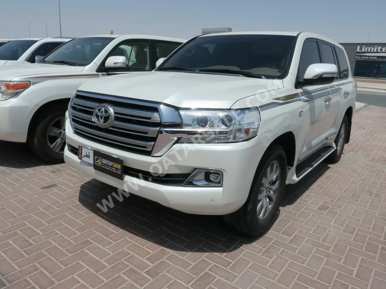 Toyota  Land Cruiser  VXR  2017  Automatic  98,000 Km  8 Cylinder  Four Wheel Drive (4WD)  SUV  White