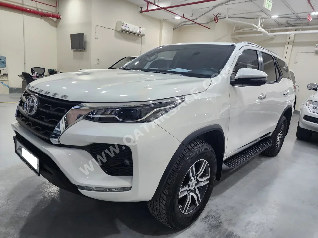 Toyota  Fortuner  2022  Automatic  61,000 Km  4 Cylinder  Four Wheel Drive (4WD)  SUV  White