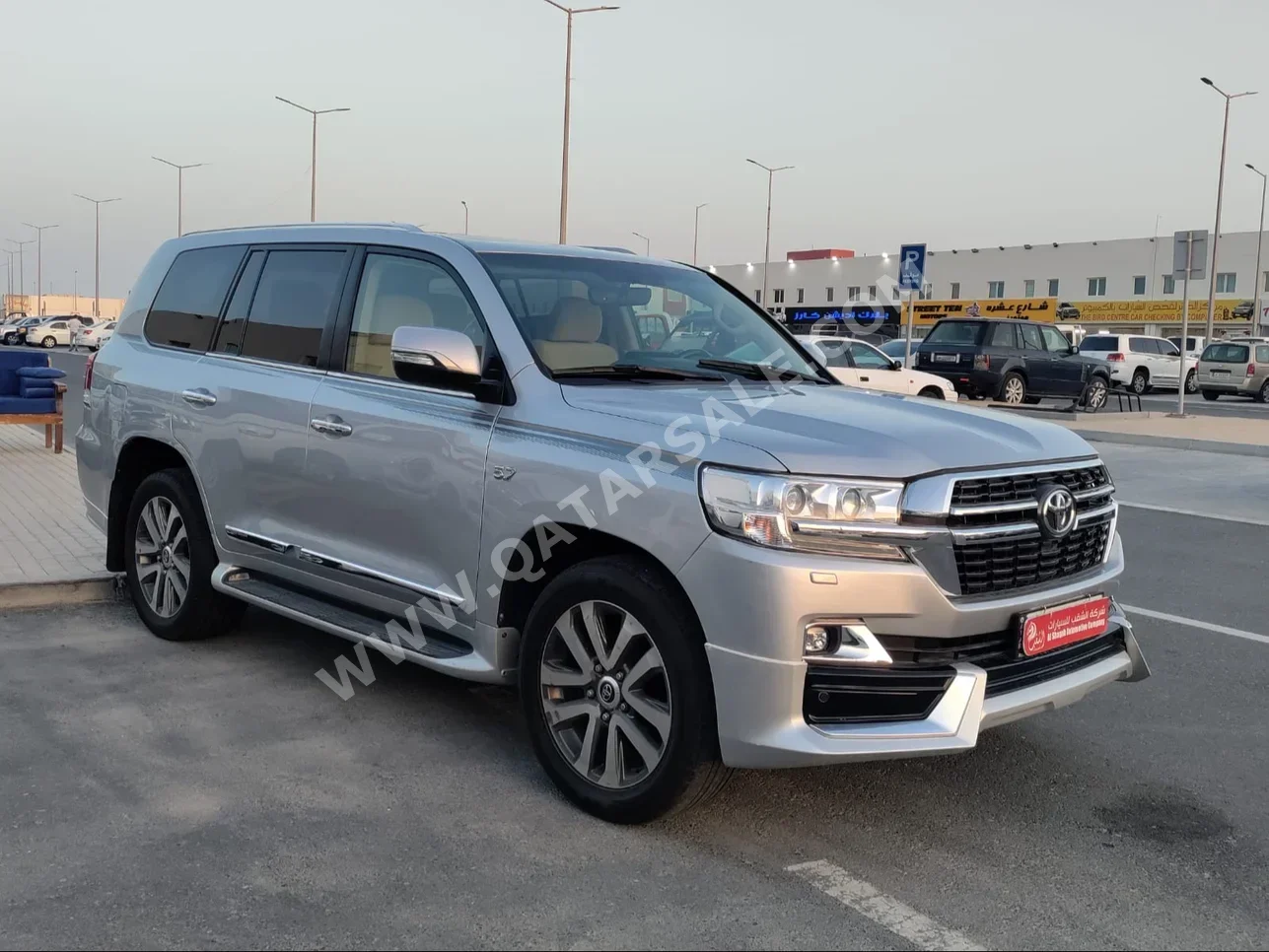 Toyota  Land Cruiser  VXR  2019  Automatic  167,000 Km  8 Cylinder  Four Wheel Drive (4WD)  SUV  Silver