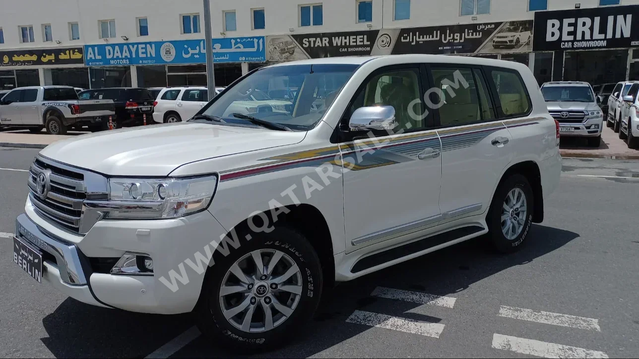 Toyota  Land Cruiser  GXR  2016  Automatic  205,000 Km  8 Cylinder  Four Wheel Drive (4WD)  SUV  White