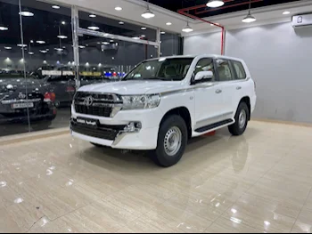 Toyota  Land Cruiser  VXR  2016  Automatic  314,000 Km  8 Cylinder  Four Wheel Drive (4WD)  SUV  White