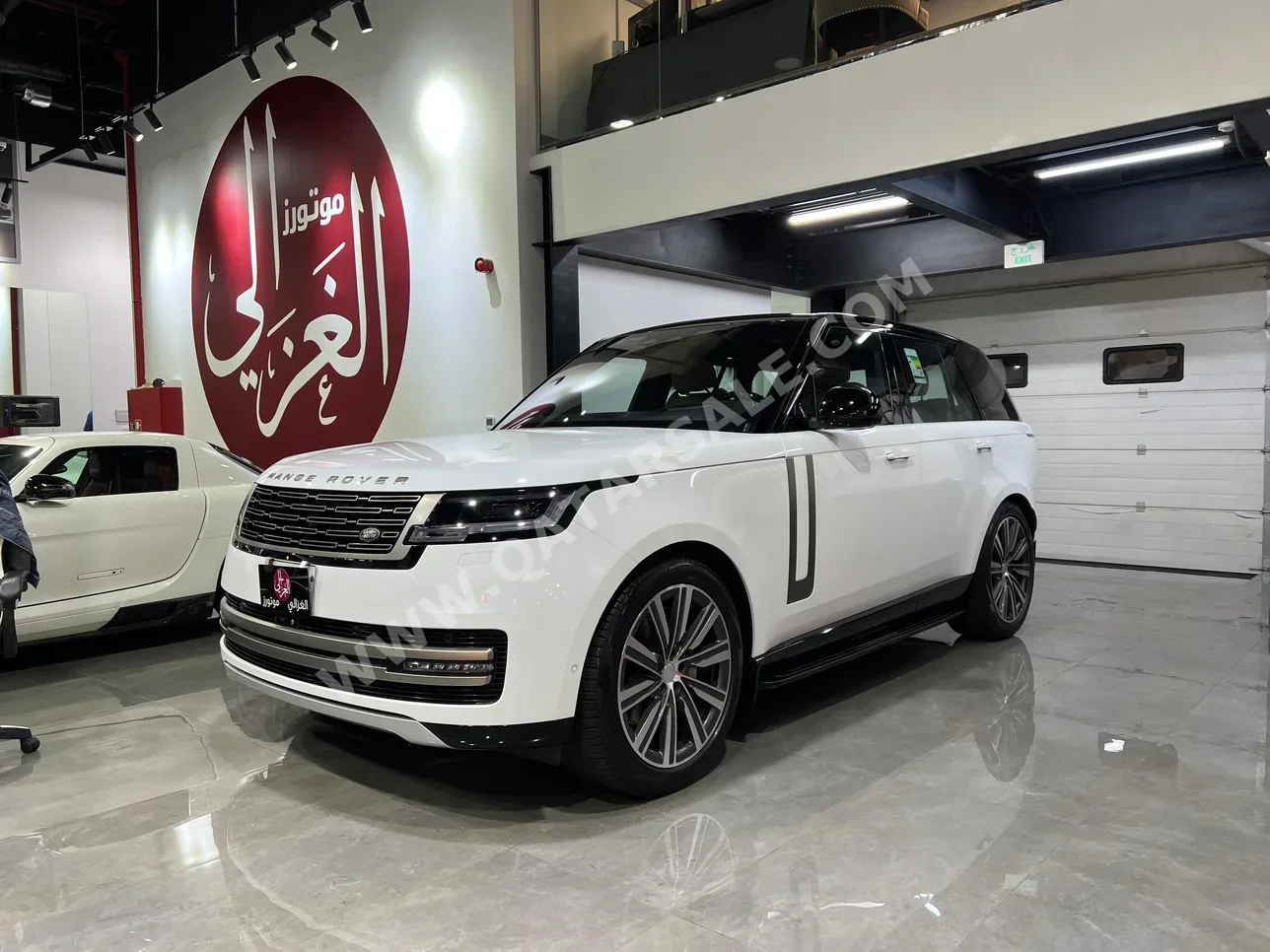  Land Rover  Range Rover  Vogue HSE  2023  Automatic  53,000 Km  6 Cylinder  Four Wheel Drive (4WD)  SUV  White  With Warranty