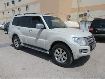  Mitsubishi  Pajero  2016  Automatic  200,000 Km  6 Cylinder  Four Wheel Drive (4WD)  SUV  White  With Warranty