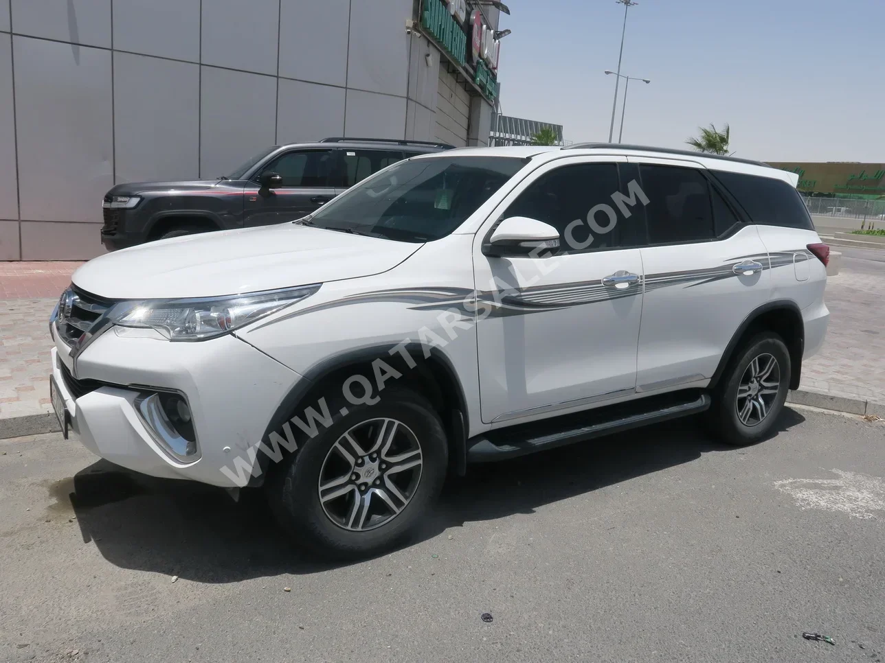 Toyota  Fortuner  2016  Automatic  280,000 Km  4 Cylinder  Four Wheel Drive (4WD)  SUV  White