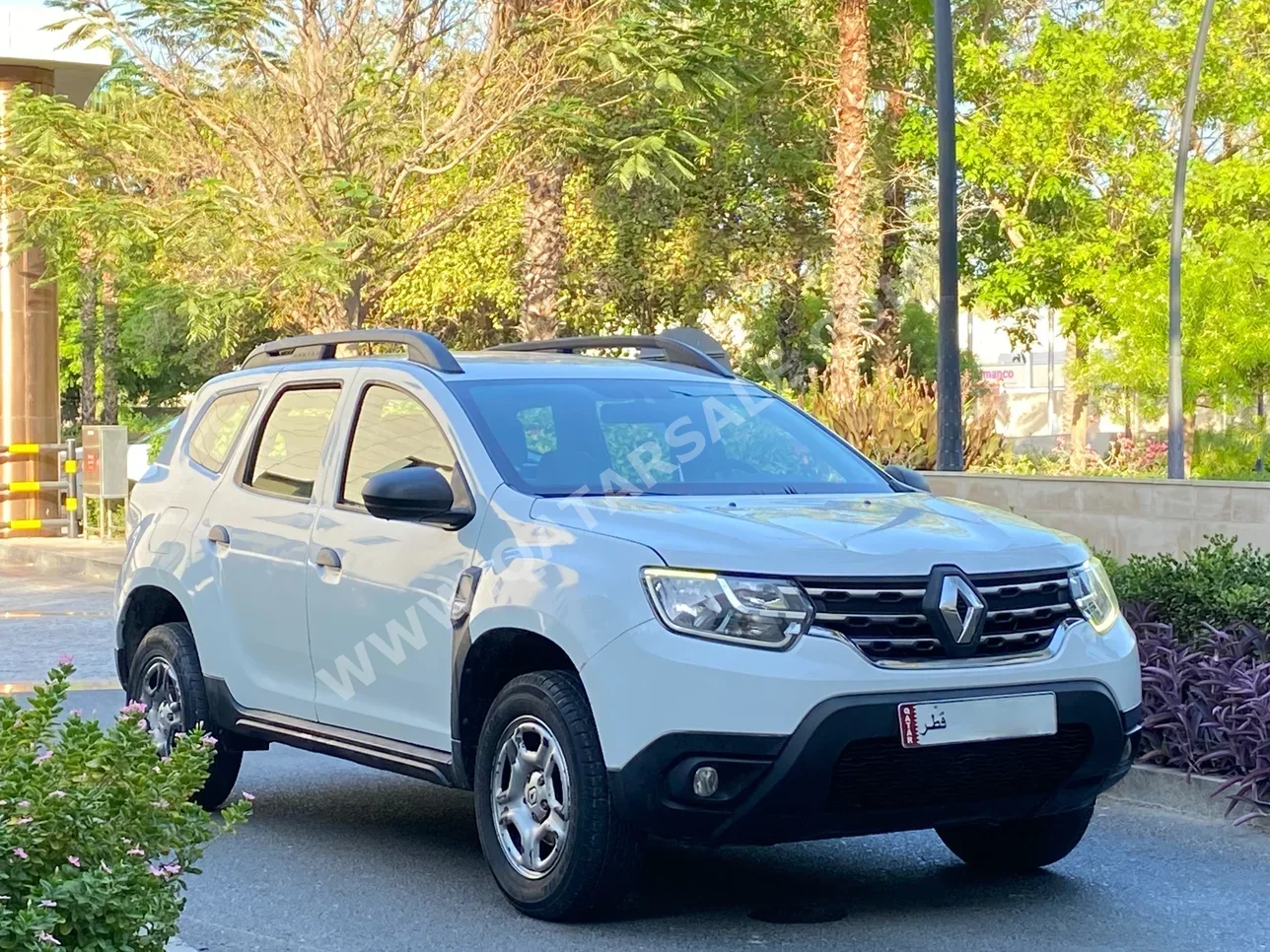 Renault  Duster  2019  Automatic  140,000 Km  4 Cylinder  Front Wheel Drive (FWD)  SUV  White