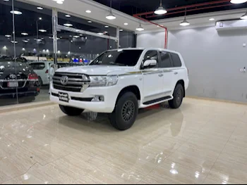 Toyota  Land Cruiser  VXR  2016  Automatic  292,000 Km  8 Cylinder  Four Wheel Drive (4WD)  SUV  White