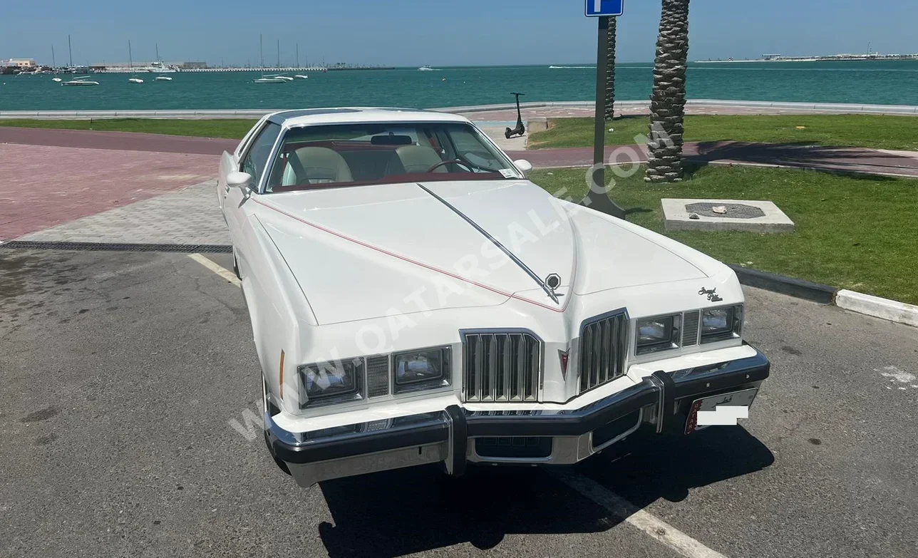 Pontiac  Grand Prix  1977  Automatic  33,000 Km  8 Cylinder  Rear Wheel Drive (RWD)  Classic  White