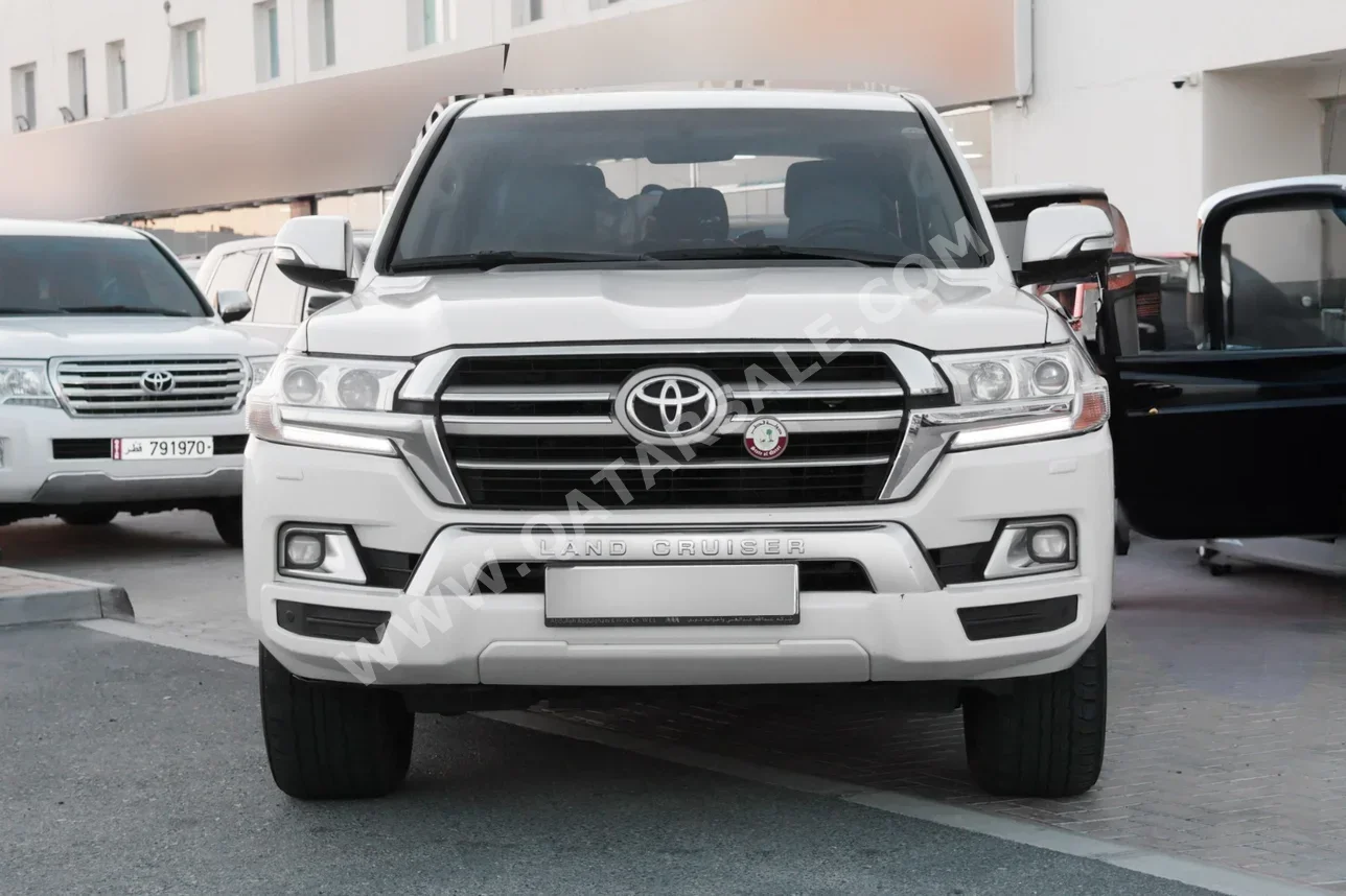 Toyota  Land Cruiser  GXR  2017  Automatic  174,000 Km  8 Cylinder  Four Wheel Drive (4WD)  SUV  White