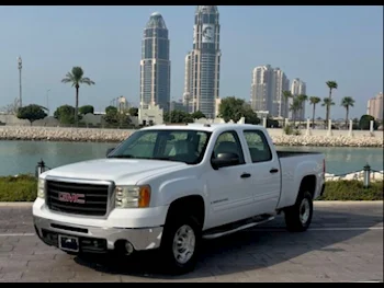 GMC  Sierra  2500 HD  2007  Automatic  170,000 Km  8 Cylinder  Four Wheel Drive (4WD)  Pick Up  White
