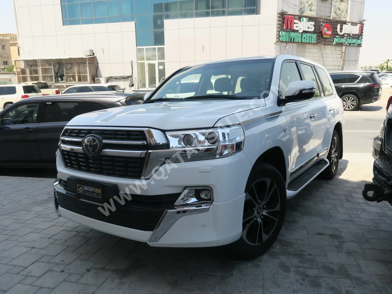 Toyota  Land Cruiser  VXR  2021  Automatic  194٬000 Km  8 Cylinder  Four Wheel Drive (4WD)  SUV  White