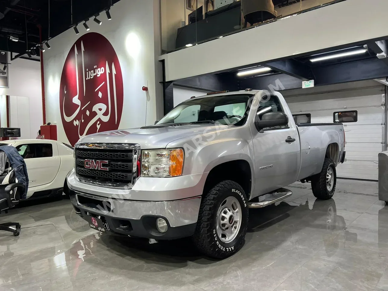  GMC  Sierra  2500 HD  2013  Automatic  50,000 Km  8 Cylinder  Four Wheel Drive (4WD)  Pick Up  Silver  With Warranty