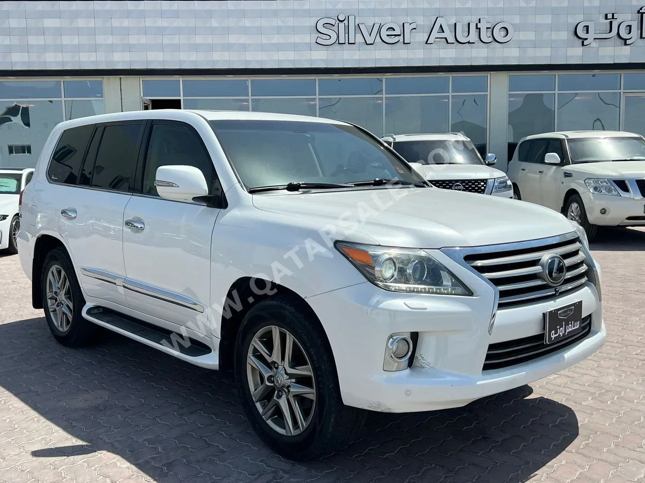 Lexus  LX  570  2013  Automatic  235٬000 Km  8 Cylinder  Four Wheel Drive (4WD)  SUV  White