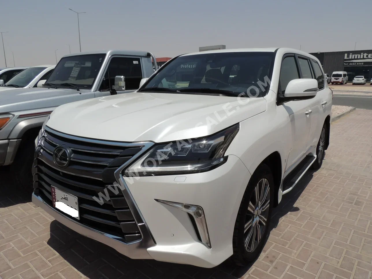 Lexus  LX  570  2016  Automatic  269,000 Km  8 Cylinder  Four Wheel Drive (4WD)  SUV  White