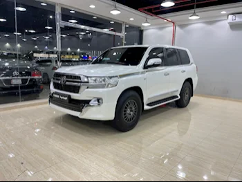 Toyota  Land Cruiser  VXS  2016  Automatic  337,000 Km  8 Cylinder  Four Wheel Drive (4WD)  SUV  White