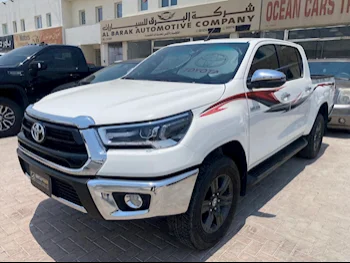 Toyota  Hilux  SR5  2023  Automatic  33,000 Km  4 Cylinder  Four Wheel Drive (4WD)  Pick Up  White  With Warranty