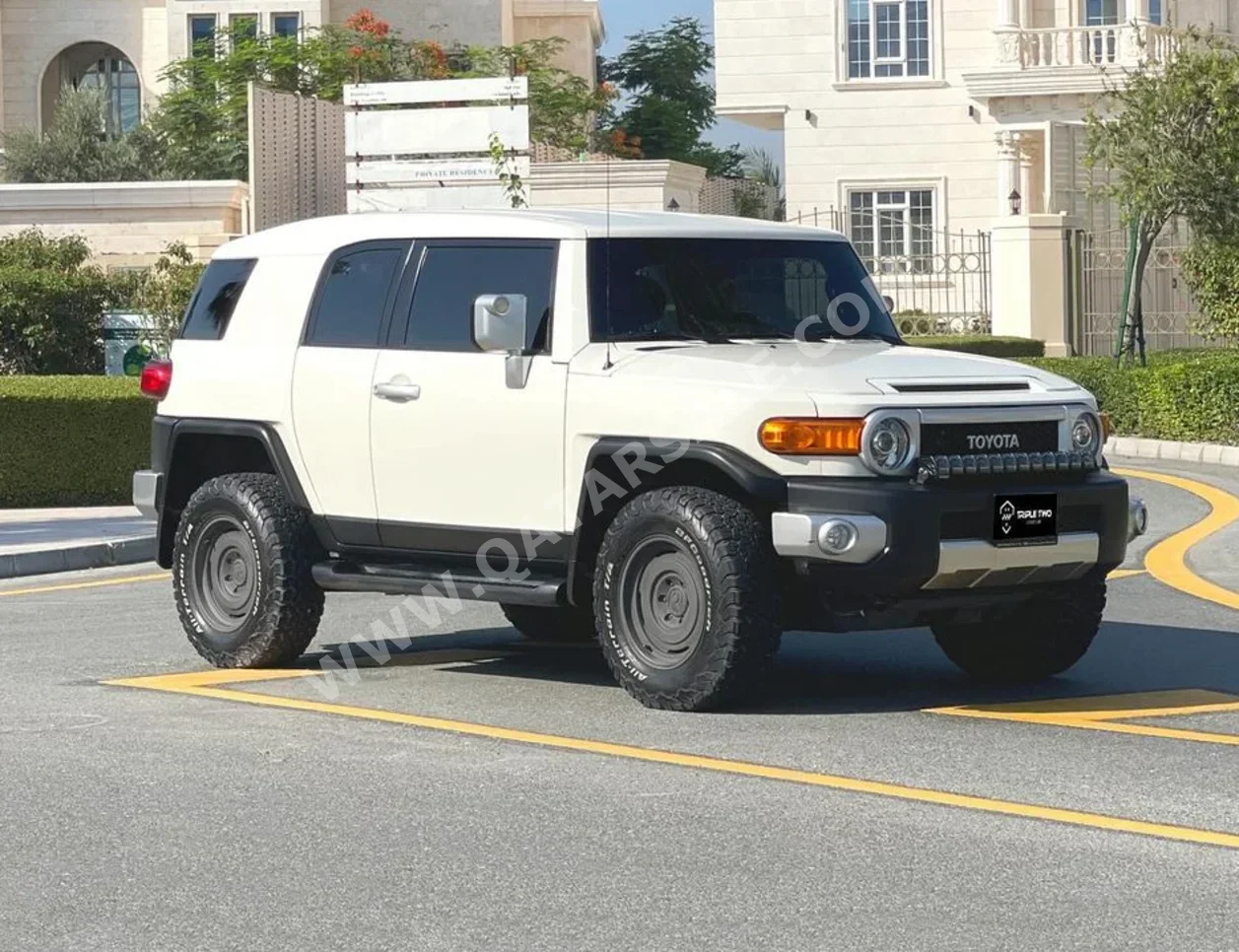 Toyota  FJ Cruiser  2020  Automatic  32,000 Km  6 Cylinder  Four Wheel Drive (4WD)  SUV  White