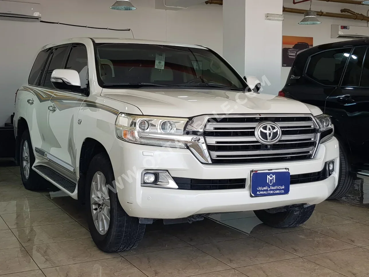 Toyota  Land Cruiser  VXR  2016  Automatic  170,000 Km  8 Cylinder  Four Wheel Drive (4WD)  SUV  White