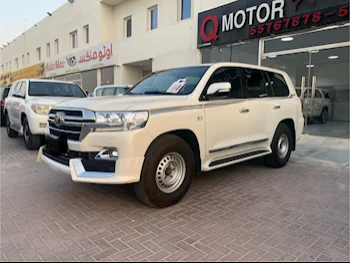 Toyota  Land Cruiser  VXR  2016  Automatic  164,000 Km  8 Cylinder  Four Wheel Drive (4WD)  SUV  White