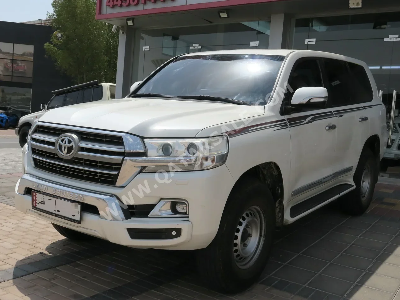 Toyota  Land Cruiser  GXR  2019  Automatic  197,000 Km  8 Cylinder  Four Wheel Drive (4WD)  SUV  White