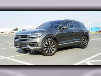 Volkswagen  Touareg  Sport  2022  Automatic  16,000 Km  6 Cylinder  All Wheel Drive (AWD)  SUV  Gray  With Warranty