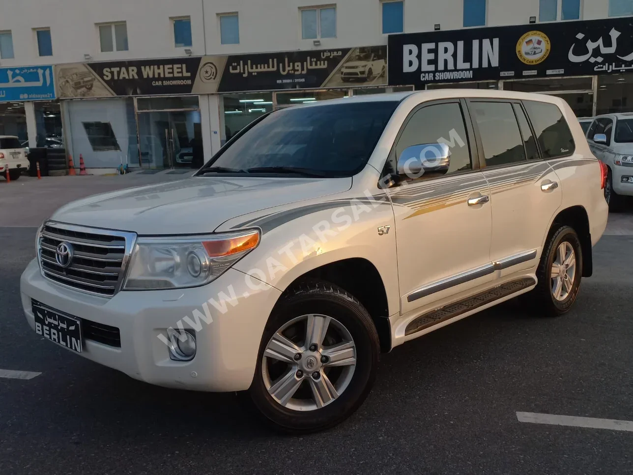 Toyota  Land Cruiser  VXR  2014  Automatic  292,000 Km  8 Cylinder  Four Wheel Drive (4WD)  SUV  White