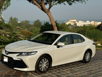 تويوتا  كامري  4 سلندر  سيدان  أبيض لؤلؤي  2024