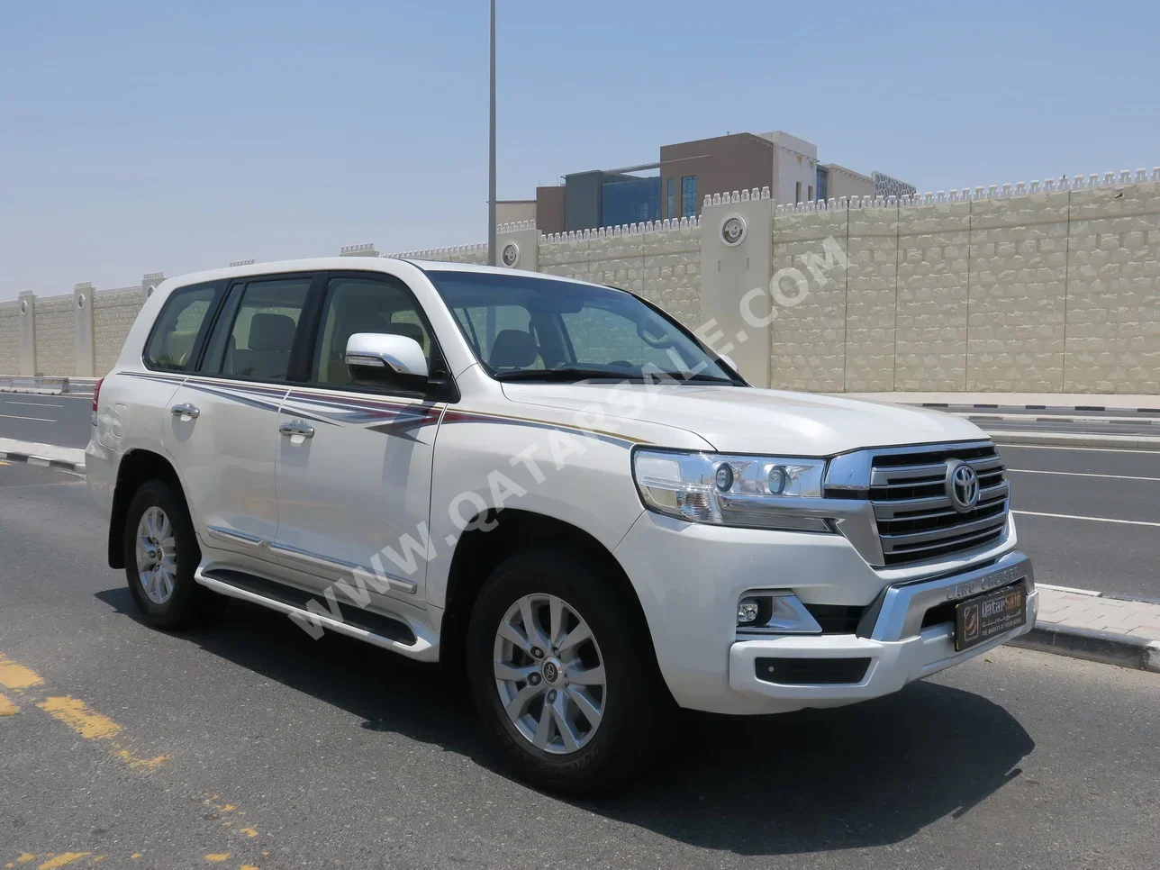 Toyota  Land Cruiser  GXR  2017  Automatic  357,000 Km  8 Cylinder  Four Wheel Drive (4WD)  SUV  White