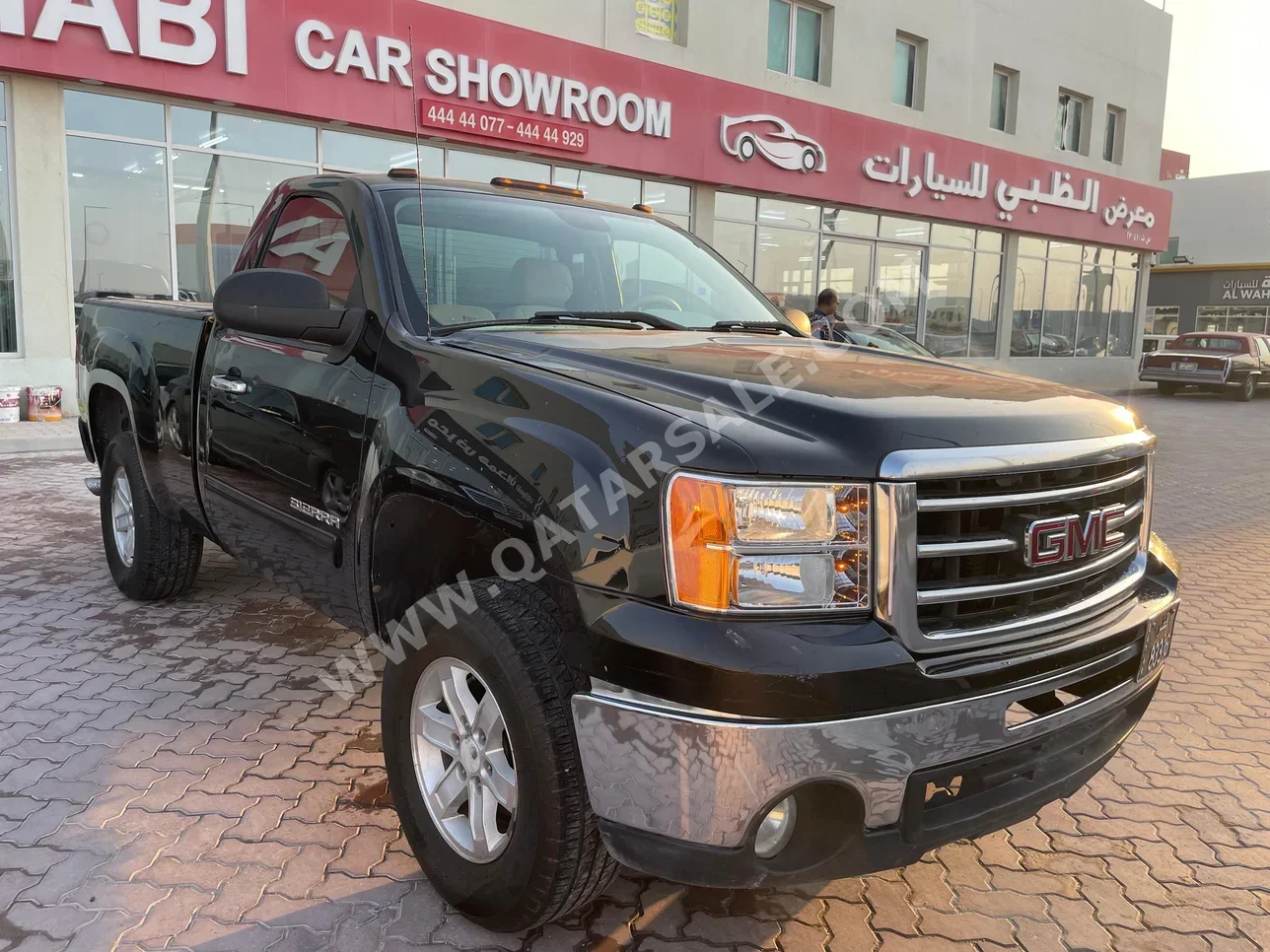 GMC  Sierra  SLE  2013  Automatic  362,000 Km  8 Cylinder  Four Wheel Drive (4WD)  Pick Up  Black