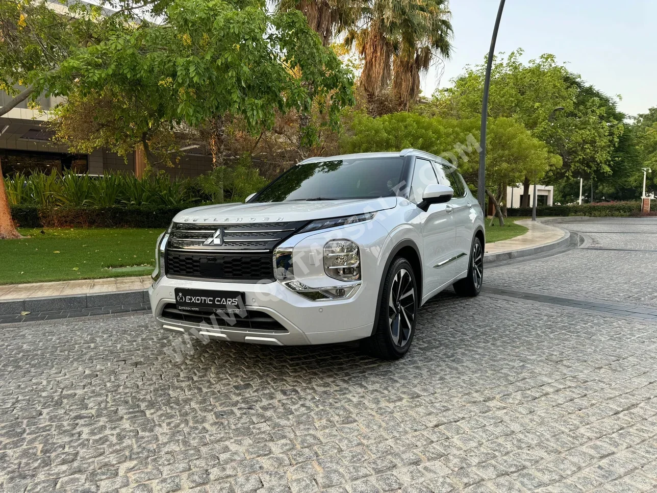 Mitsubishi  Outlander  Limited edition  2023  Automatic  17,000 Km  4 Cylinder  Four Wheel Drive (4WD)  SUV  White  With Warranty