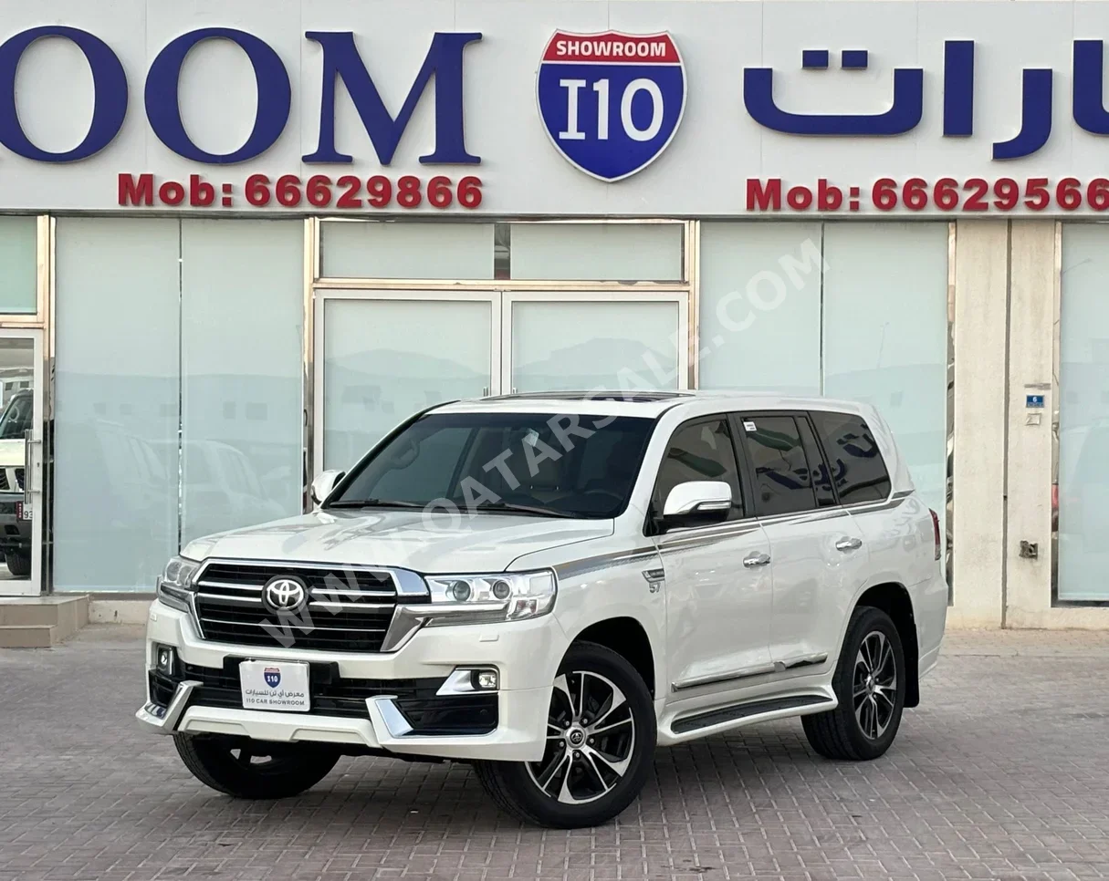 Toyota  Land Cruiser  VXR  2017  Automatic  286,000 Km  8 Cylinder  Four Wheel Drive (4WD)  SUV  White