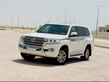 Toyota  Land Cruiser  GXR  2016  Automatic  170٬000 Km  8 Cylinder  Four Wheel Drive (4WD)  SUV  White