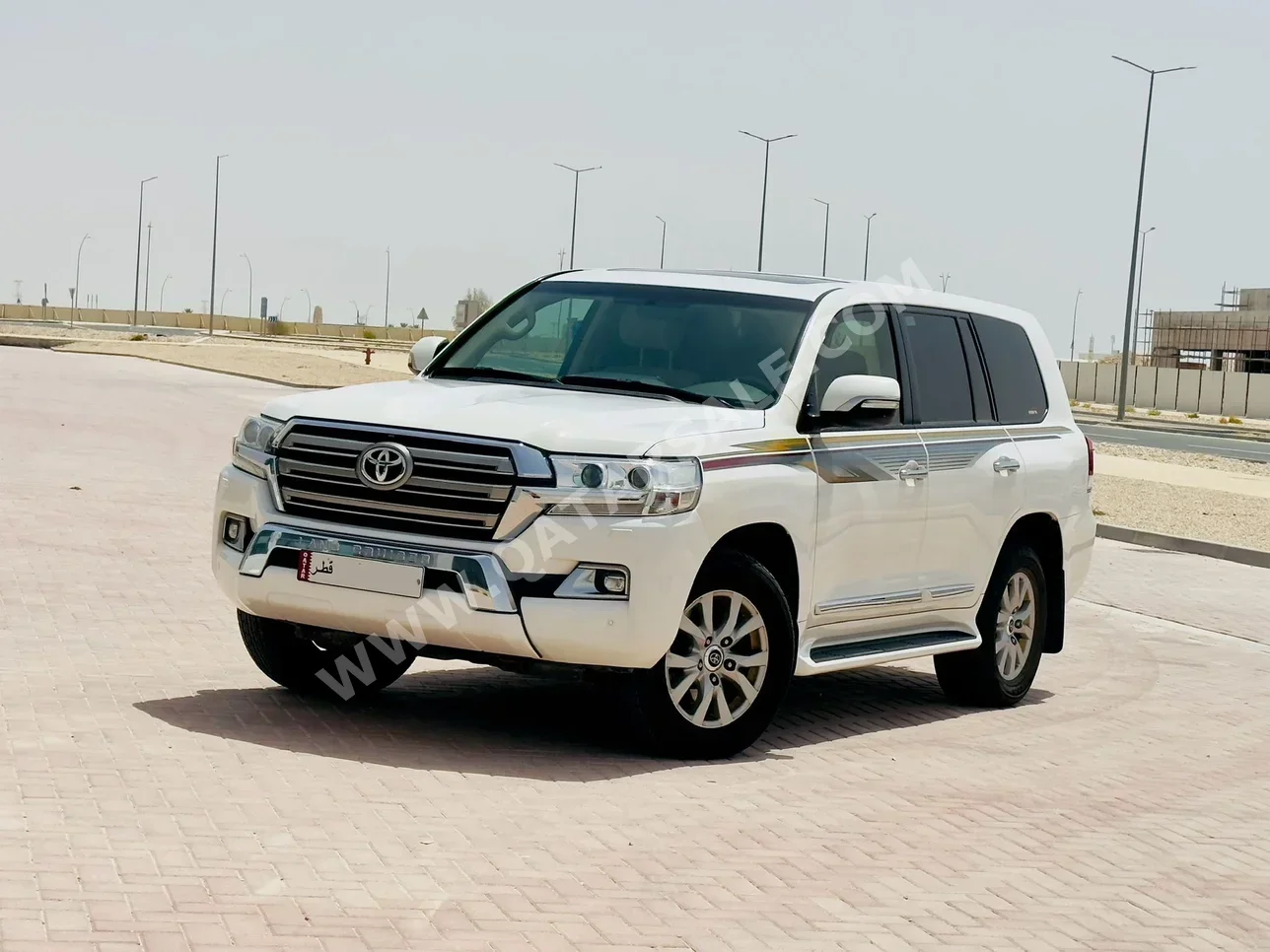 Toyota  Land Cruiser  GXR  2016  Automatic  170٬000 Km  8 Cylinder  Four Wheel Drive (4WD)  SUV  White