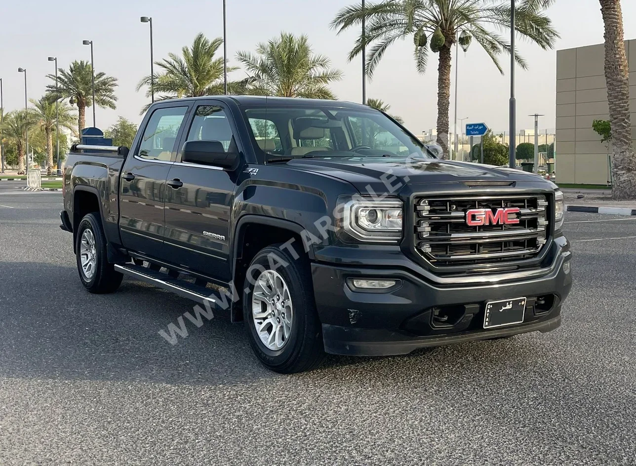 GMC  Sierra  2017  Automatic  190,000 Km  8 Cylinder  Four Wheel Drive (4WD)  Pick Up  Gray