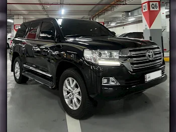 Toyota  Land Cruiser  VXR  2017  Automatic  215,000 Km  8 Cylinder  Four Wheel Drive (4WD)  SUV  Black