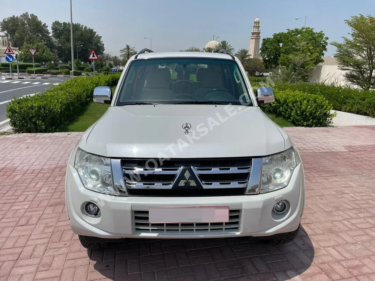 Mitsubishi  Pajero  GLS  2014  Automatic  117,000 Km  6 Cylinder  Four Wheel Drive (4WD)  SUV  White