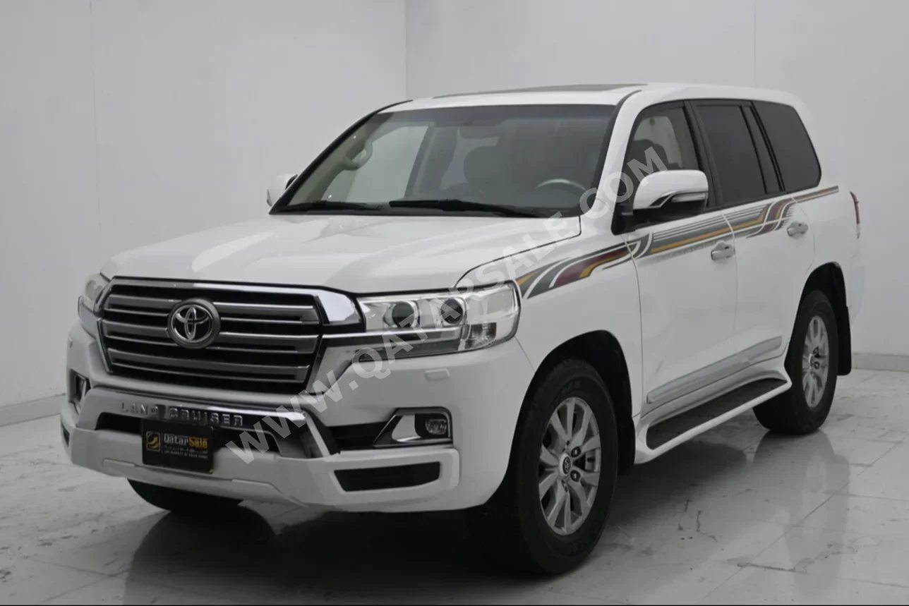 Toyota  Land Cruiser  GXR  2017  Automatic  240,000 Km  8 Cylinder  Four Wheel Drive (4WD)  SUV  White