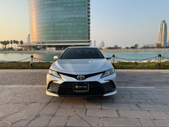 تويوتا  كامري  4 سلندر  سيدان  فضي  2024