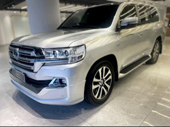  Toyota  Land Cruiser  VXS  2017  Automatic  200,000 Km  8 Cylinder  Four Wheel Drive (4WD)  SUV  Silver  With Warranty