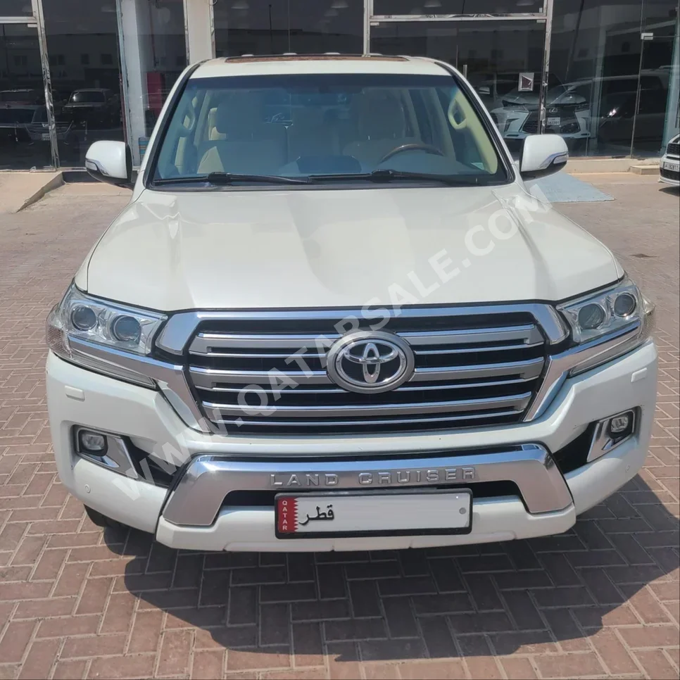 Toyota  Land Cruiser  GXR  2016  Automatic  280,000 Km  8 Cylinder  Four Wheel Drive (4WD)  SUV  White