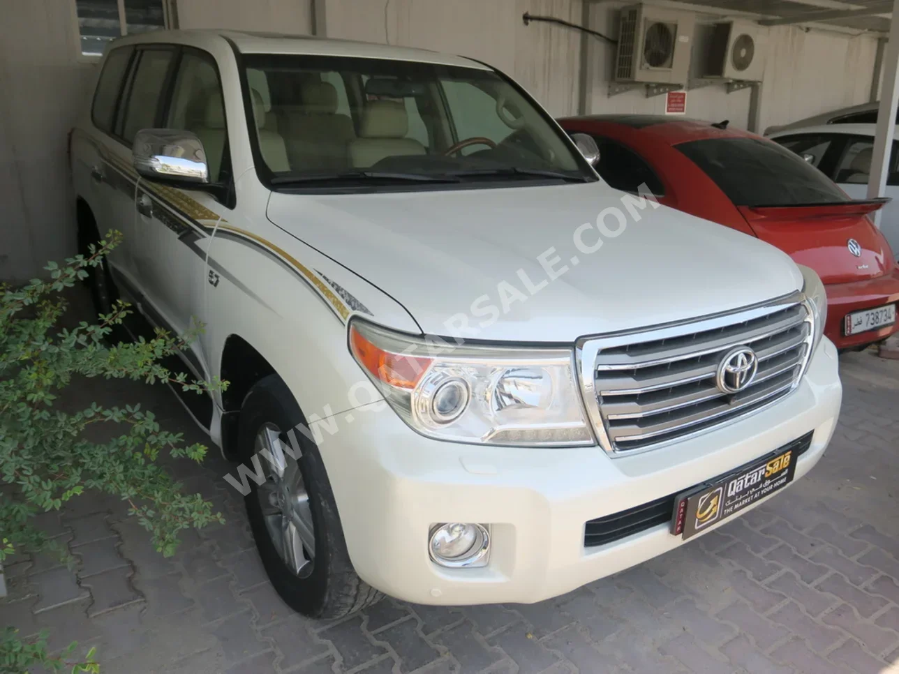 Toyota  Land Cruiser  VXR  2013  Automatic  136٬000 Km  8 Cylinder  Four Wheel Drive (4WD)  SUV  White