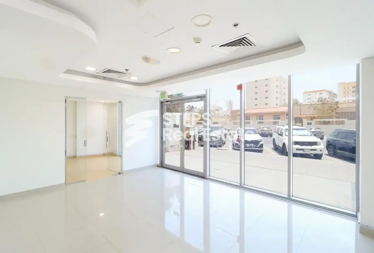 Commercial Shops - Not Furnished  - Doha  For Rent  - Fereej Bin Mahmoud