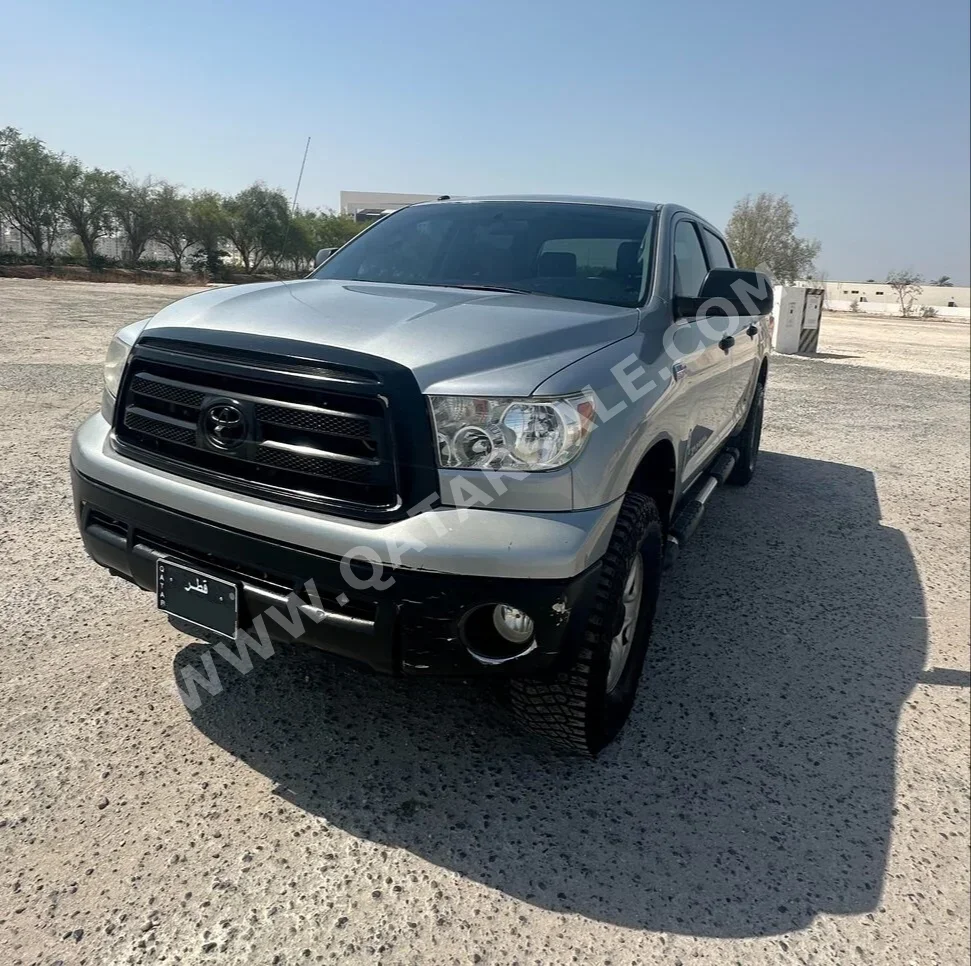 Toyota  Tundra  SRS  2011  Automatic  138,000 Km  8 Cylinder  Four Wheel Drive (4WD)  Pick Up  Silver