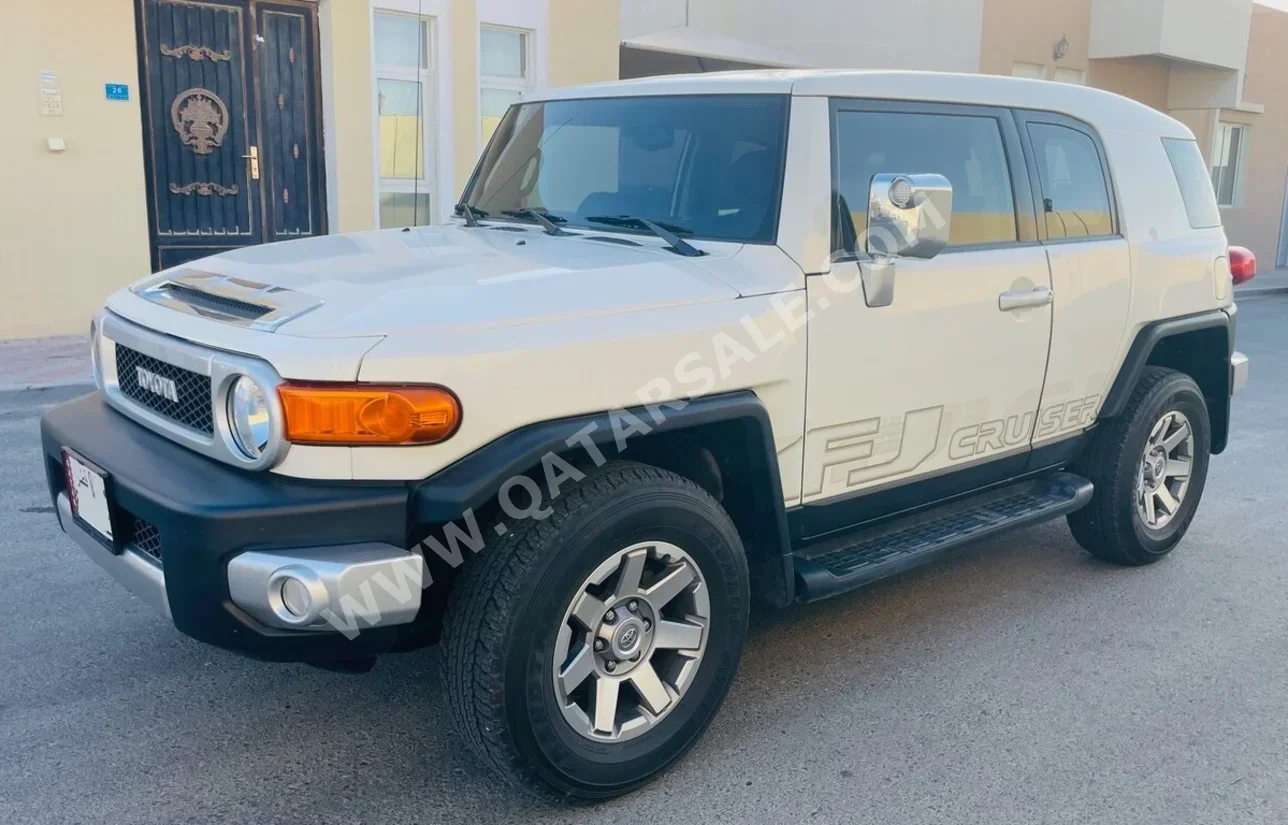 Toyota  FJ Cruiser  2022  Automatic  33,500 Km  6 Cylinder  Four Wheel Drive (4WD)  SUV  White  With Warranty