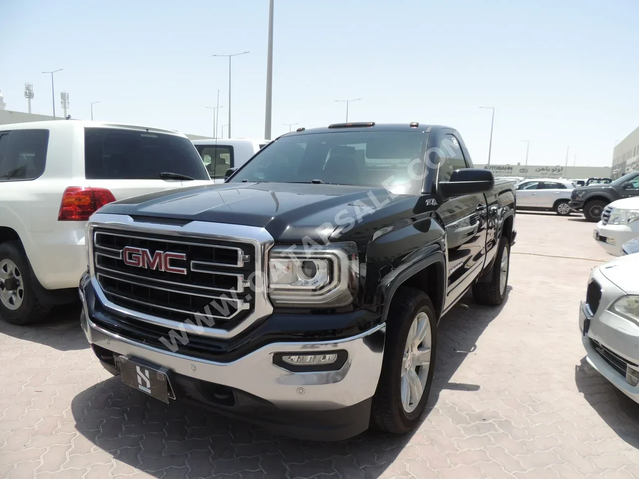 GMC  Sierra  SLE  2018  Automatic  200,000 Km  8 Cylinder  Four Wheel Drive (4WD)  Pick Up  Black