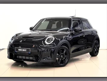 Mini  Cooper  S  2024  Automatic  1٬600 Km  4 Cylinder  Front Wheel Drive (FWD)  Hatchback  Black  With Warranty