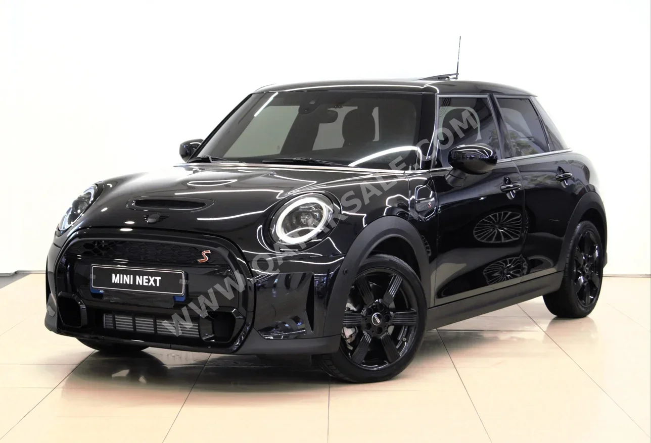 Mini  Cooper  S  2024  Automatic  1٬600 Km  4 Cylinder  Front Wheel Drive (FWD)  Hatchback  Black  With Warranty