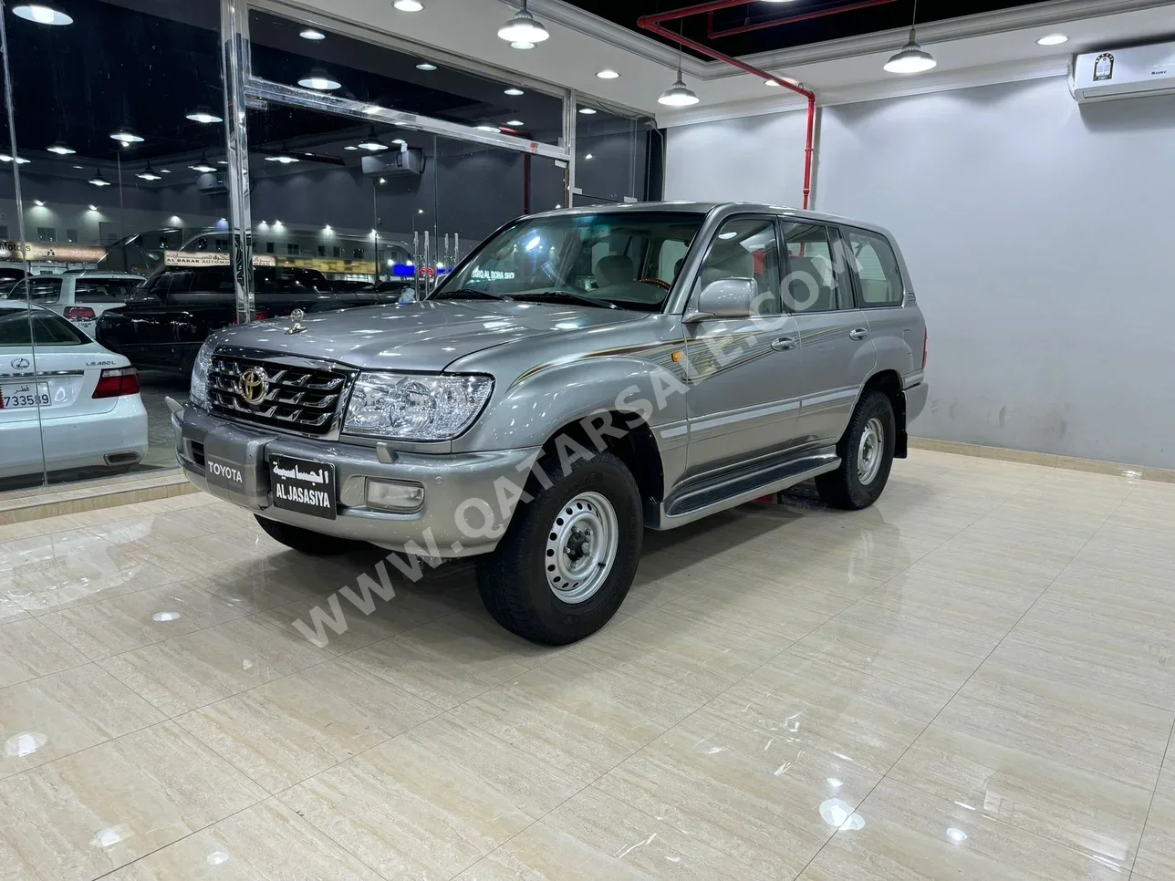 Toyota  Land Cruiser  VXR  2006  Automatic  390,000 Km  8 Cylinder  Four Wheel Drive (4WD)  SUV  Silver